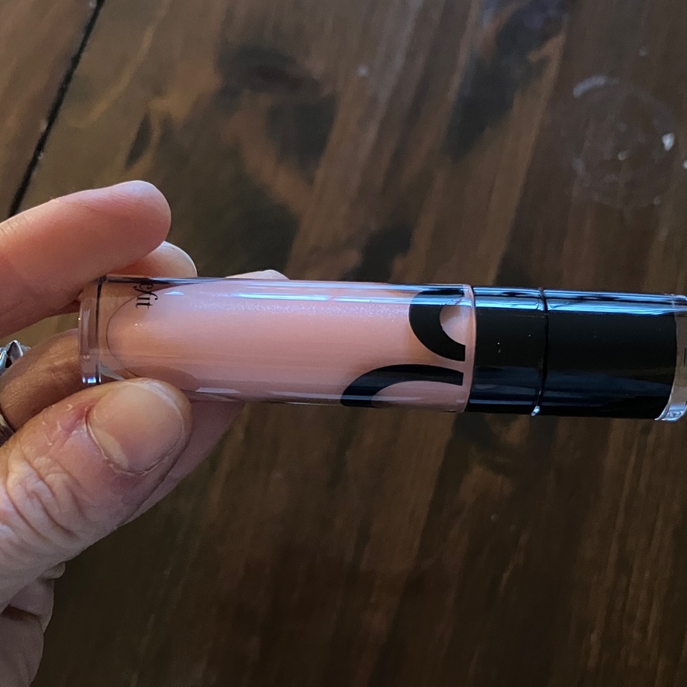 NIB Benefit Ultra Shines Lip Shine in “life on the A list” - Picture 6 of 6